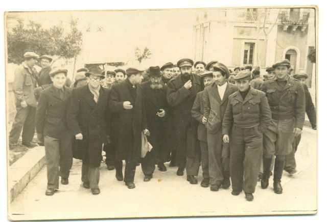 הרב מישקובסקי עם פליטים.jpg