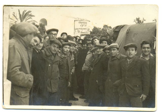 הרב מישקובסקי ופליטים.jpg