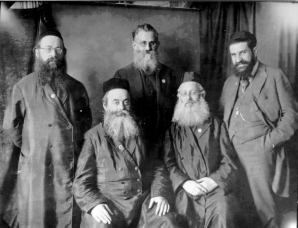 Zionist Congress in Vienna. Group of Eastern delegates, the first from the right Rabbi Zeev Gold.jpg
