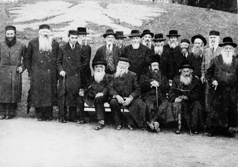 תמונה קבוצתית של כמה רבנים בפולין שלפני מלחמת העולם השנייה.jpg