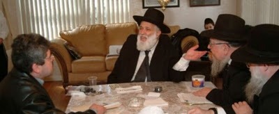 Rav_Blumenkrantz_sellling_chametz.jpg