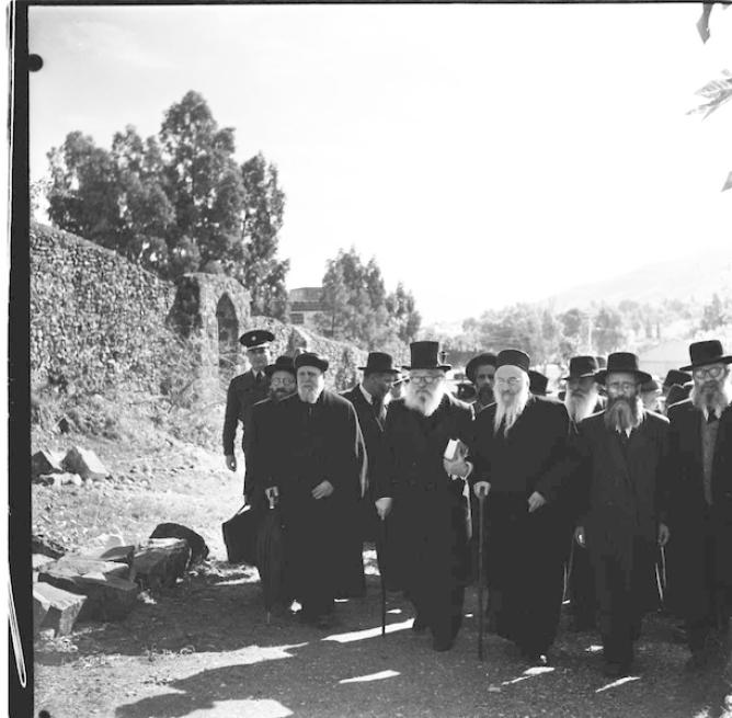 פתיחת שנת רמבם בנוכחות רבנים והרב הרצוג בטבריה 1955.jpg