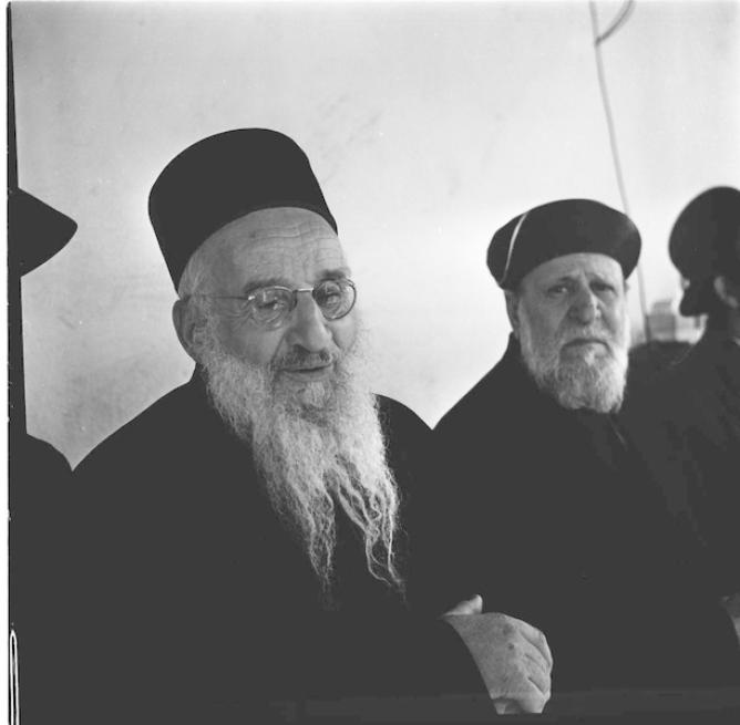 רבני עדות בפתיחת שנת רמבם בטבריה 1955.jpg