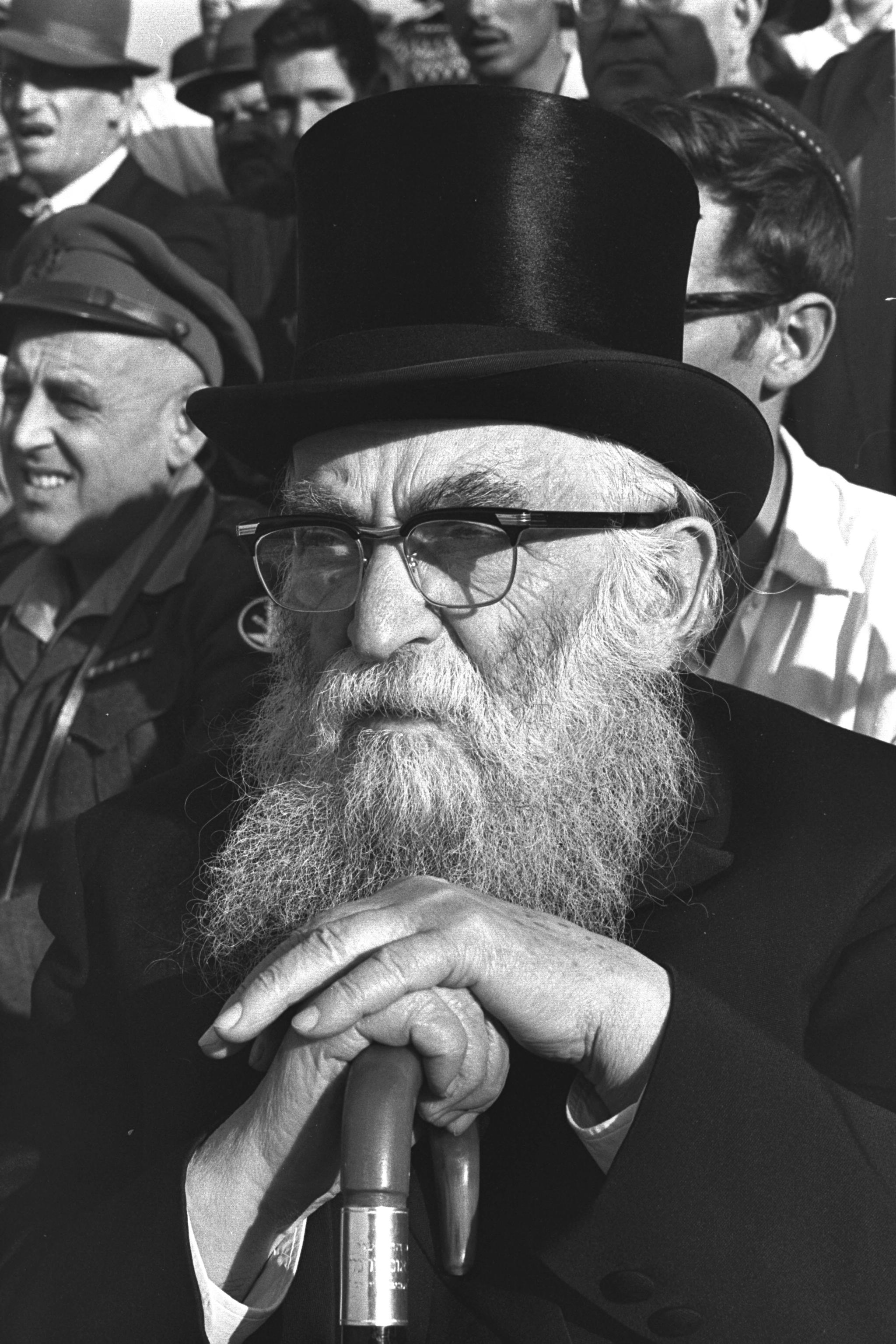 Isser_Yehuda_Unterman_portrait_1964.jpg