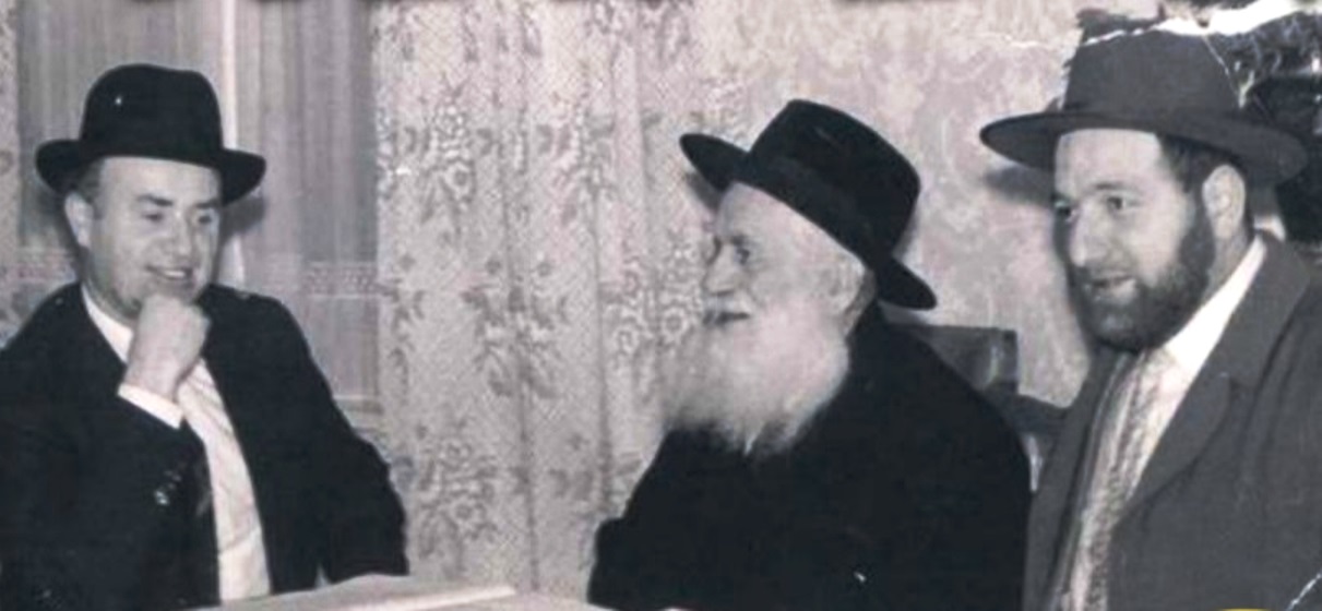 הרב לויסון עם הרב מפונביז ועוד יהודי.jpg
