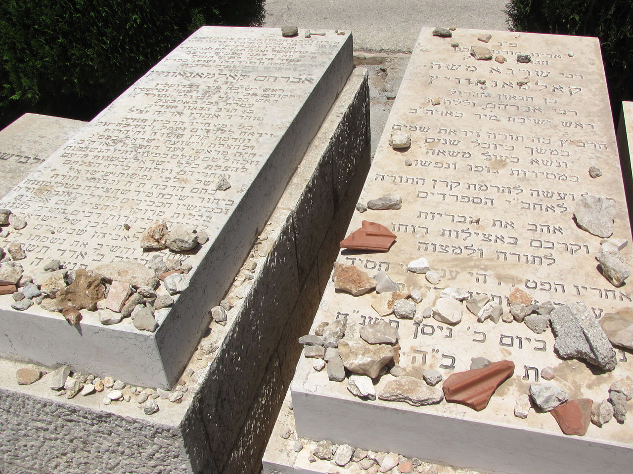 1280px-Rabbi_Avraham_and_Shraga_Moshe_Kalmanowitz_graves.JPG