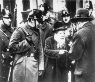 שוטרים גרמנים נטפלים לרב יהודי בברלין.jpg