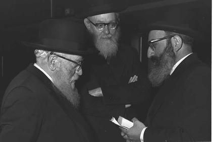 משמאל לימין הרב אונטרמן, הרב אלישיב, הרב גורן.jpg