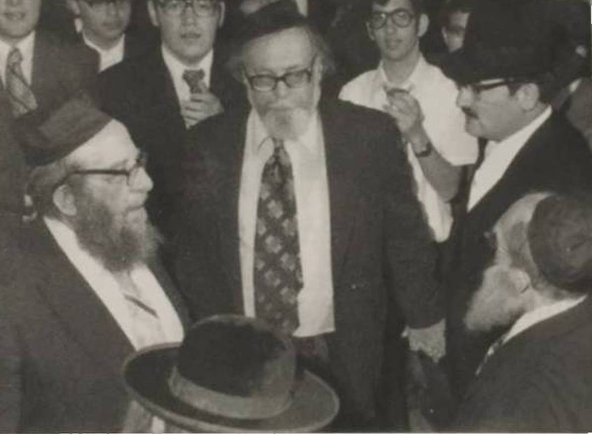 עם הרב ישראל זאב גוסטמן והרב חיים פנחס שיינברג.jpg